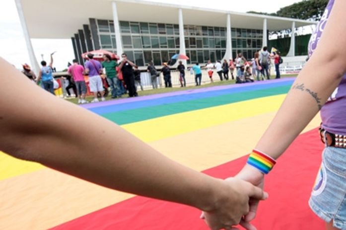 Prédio do STF recebe “abraço” por decisão em união homoafetiva