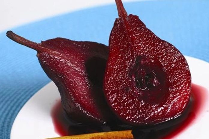 Prepare uma sobremesa light de peras ao suco de uva. Vontade do doce