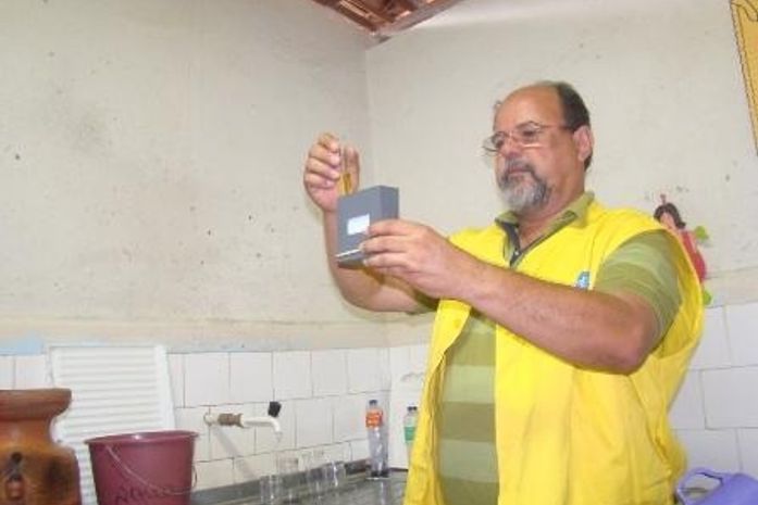Técnico inspeciona água