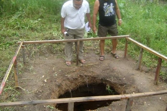 Diretor de escola estadual cai em buraco e é socorrido por alunos