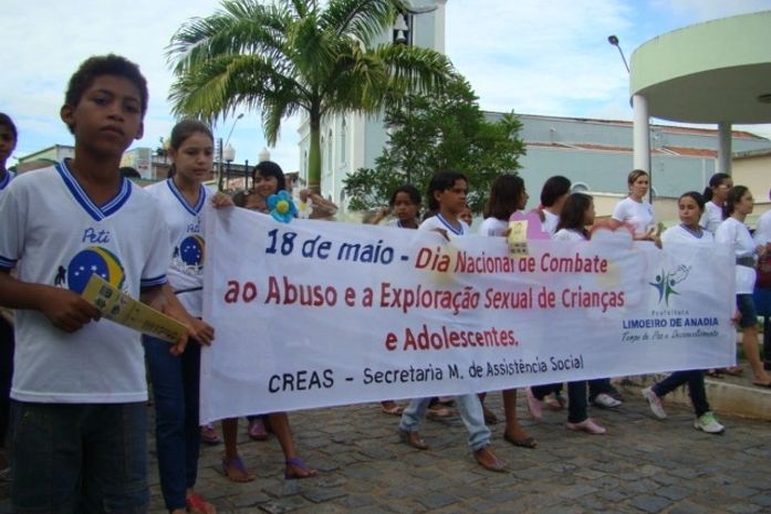 Crianças de Limoeiro de Anadia fazem caminhada contra a exploração infantil
