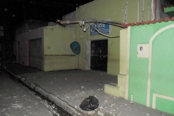 Caminhão derruba fiação e homem em motocicleta é eletrocutado