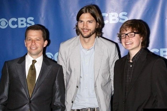 Jon Cryer, Ashton Kutcher e Angus T. Jones