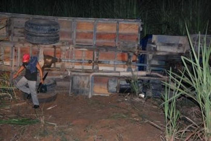 Caminhão capota em canavial e motorista fica ferido