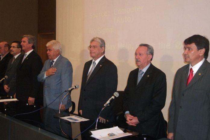 Parlamentares em reunião sobre desenvolvimento econômico
