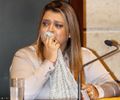 Preta Gil chora e beija na boca ao receber medalha na Câmara do Rio