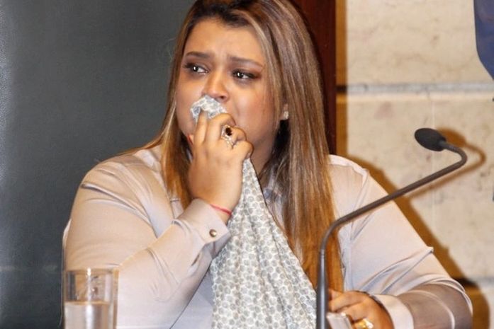 Preta Gil chora e beija na boca ao receber medalha na Câmara do Rio