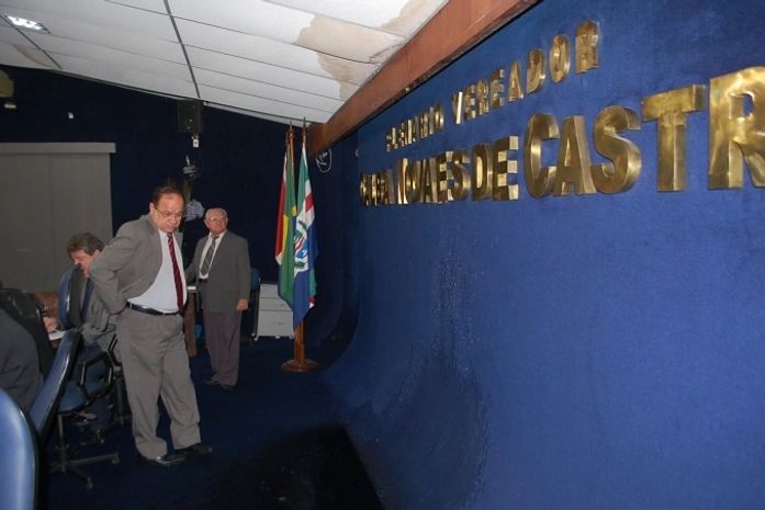 Vereador Carlos Ronalsa (PP) observa o estrago