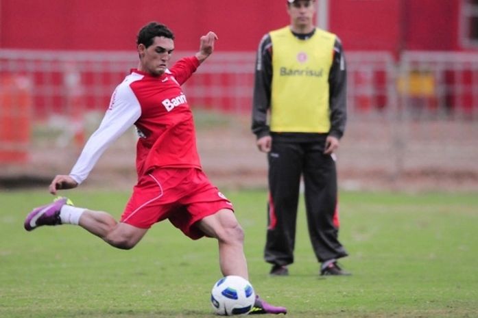 Atacante alagoano é destaque no treino do Inter