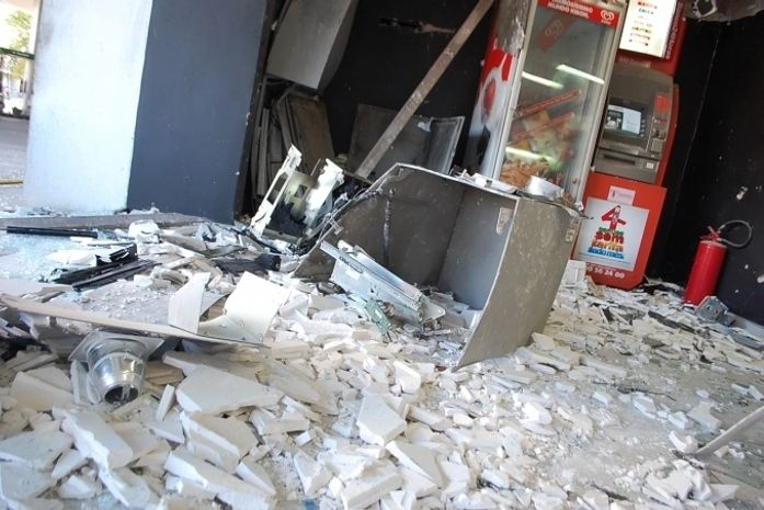 Caixa eletrônico destruído