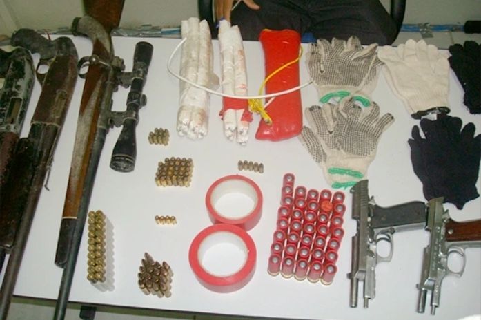 Polícia encontra armas, dinamites e coletes em terreno de sobrevivente
