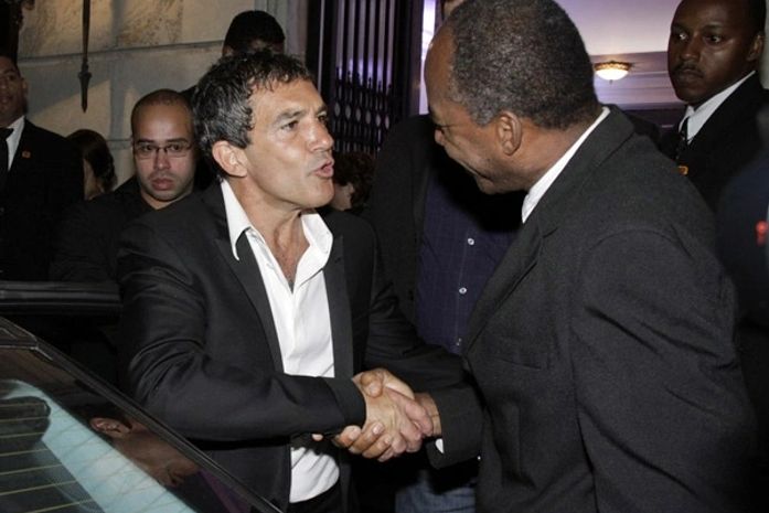 Leilão de fotos de Antonio Banderas rendeu R$560 mil, diz jornal