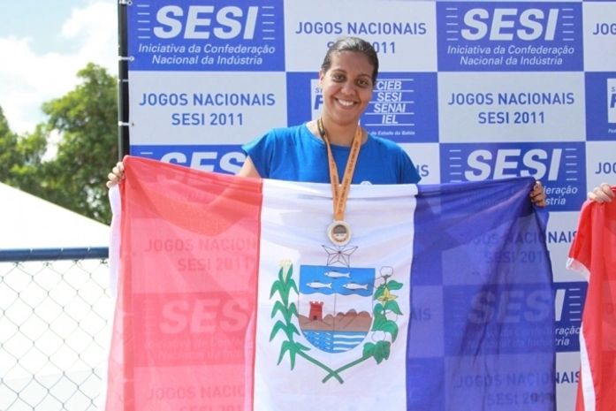 Atleta alagoana supera dor e vence na natação