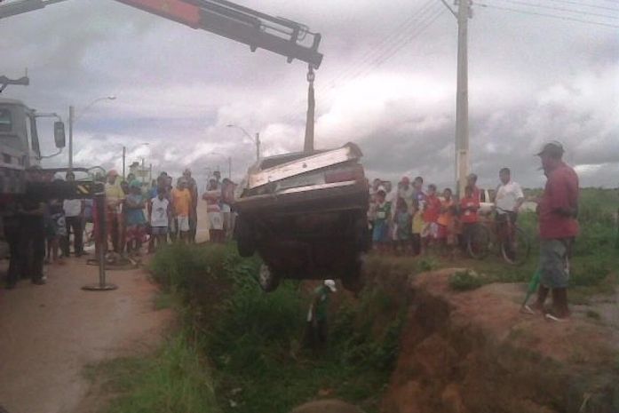 Motorista perde o controle e cai em vala de esgoto