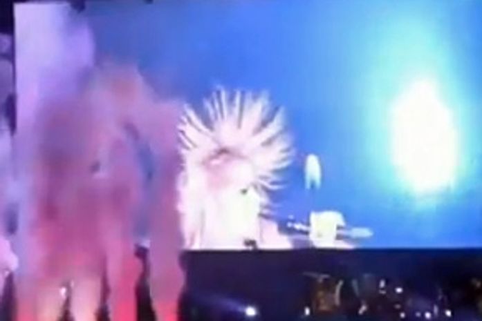 Shakira é vítima da eletricidade estática em show na Rússia