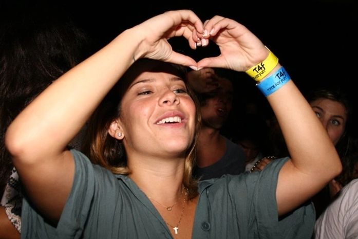 Fernanda Souza faz coração para o namorado Thiaguinho