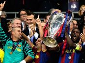 Liderado por Messi, futebol arte do Barça bate Manchester e leva o tetra