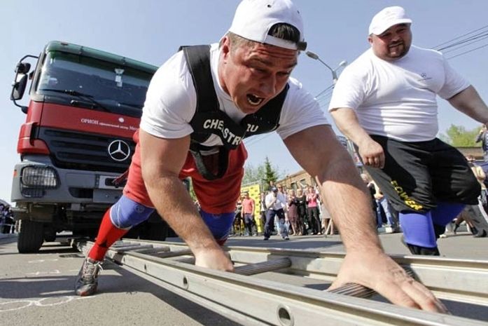 Vladimir Muravlyov puxou dois caminhões totalizando quase 34 toneladas.