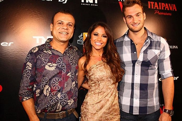 Toda de dourado, Maria lança ensaio sensual ao lado de Wesley