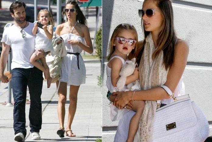 Tal mãe, tal filha: Alessandra Ambrósio e Anja circulam de óculos escuros