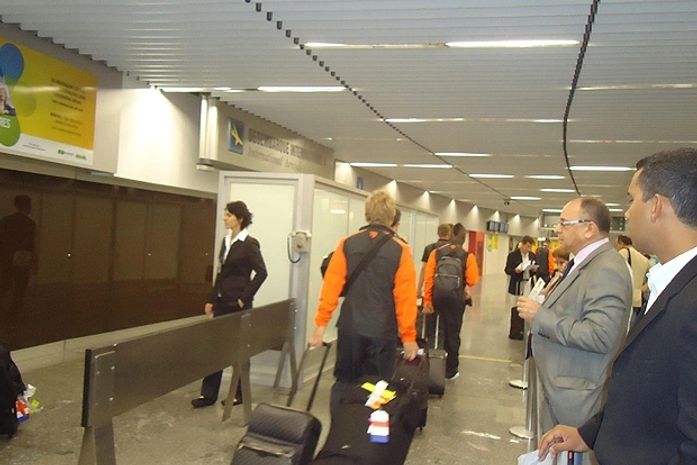 Seleção da Holanda desembarca no Rio de Janeiro com tranquilidade e desfalques