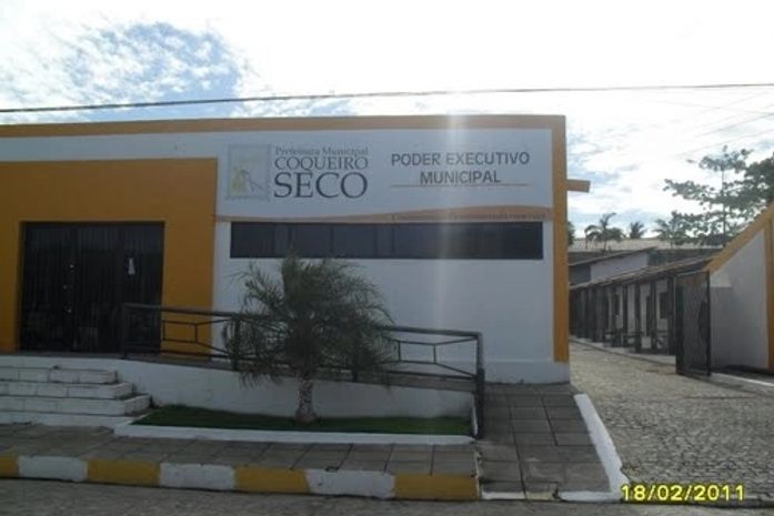 Grupo armado invade prefeitura e explode caixa eletrônico