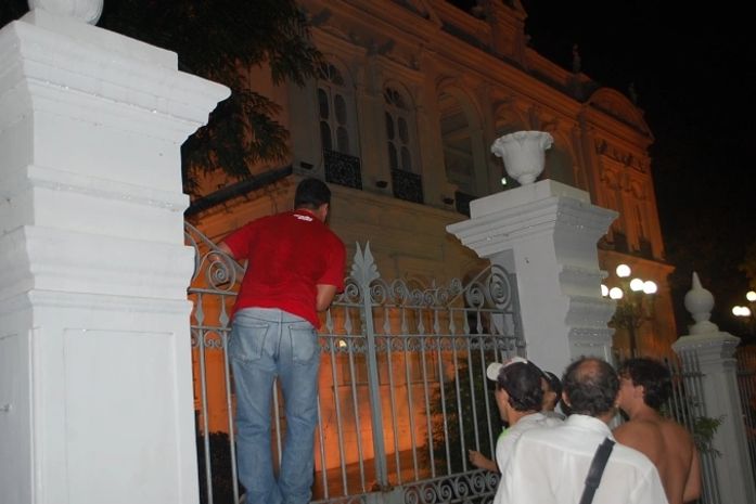 Estudantes na porta do palácio do governo 