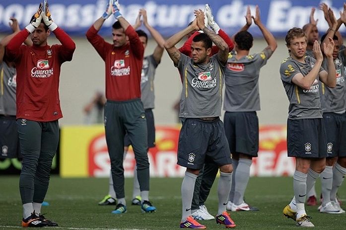 Primeiro treino da seleção em Goiânia tem grande público