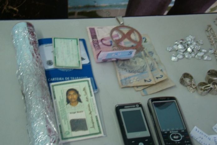 Após denúncia, mulher é presa por tráfico de drogas