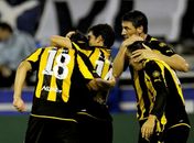 Peñarol segura pressão, passa pelo Vélez e reedita final de 62 contra o Santos