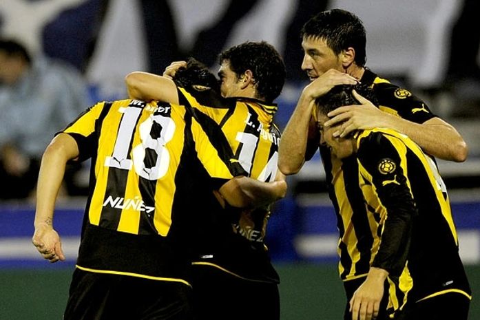 Peñarol segura pressão, passa pelo Vélez e reedita final de 62 contra o Santos