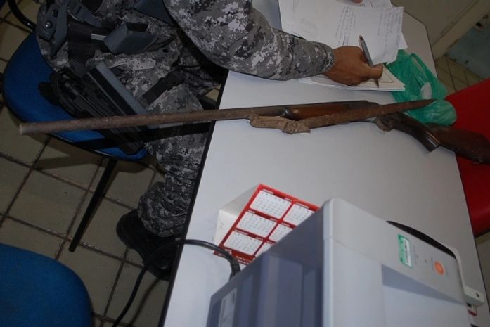Arma apreendidana casa do militar