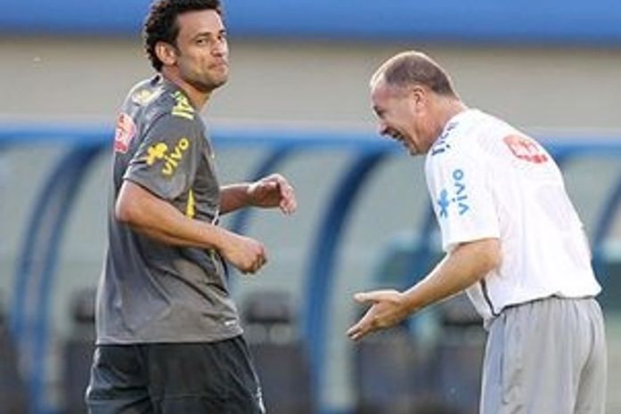 Ataque total! Mano escala Robinho, Neymar e Fred para pegar a Holanda