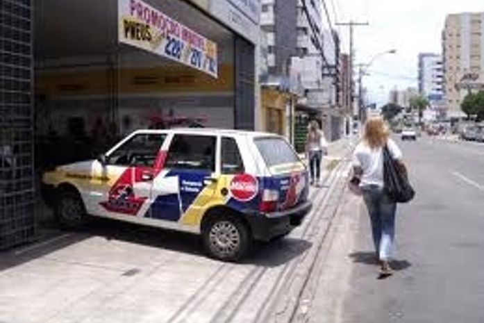 Mais veículos nas ruas, nas calçadas e na porta alheia
