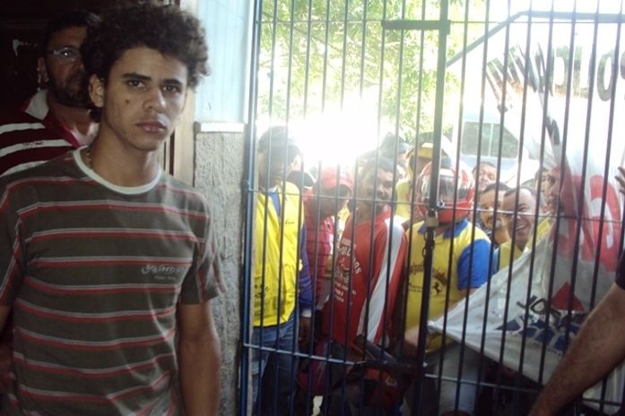 Pirrita sendo levado para ser ouvido pelo delegado de plantão