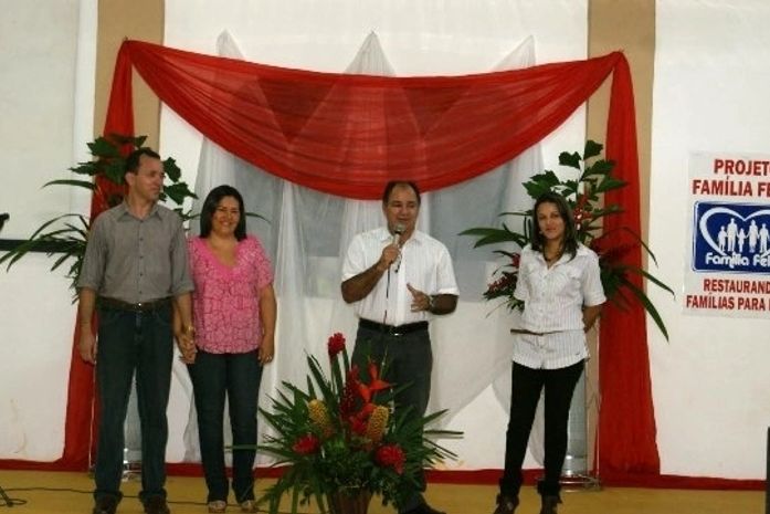 Pastor Sérgio(E) e o pastor Geraldo com suas esposas encerrando a festa