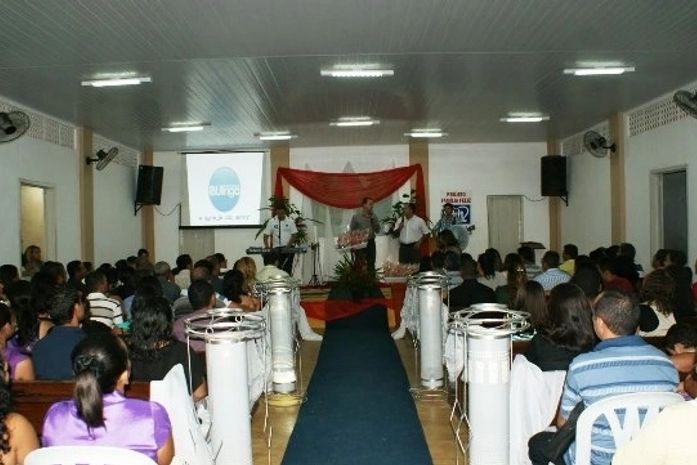 Festa para casais parece uma celebração de casamento na UBUtinga