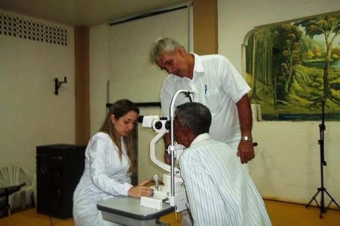 Dr. Walmer com sua equipe atendendo popular sobre saude