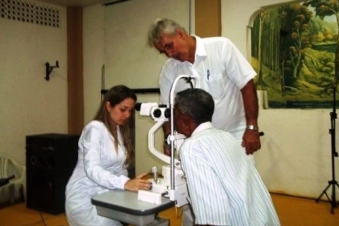 Dr. Walmer com sua equipe atendendo