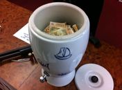 Notas foram colocadas em filtro para serem limpas quimicamente 