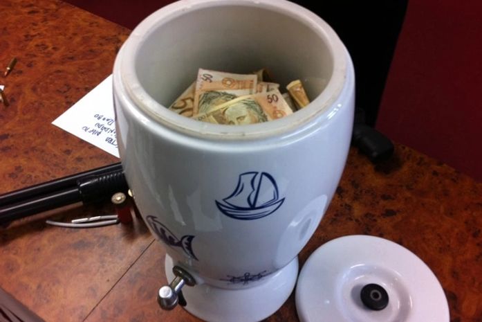 Notas foram colocadas em filtro para serem limpas quimicamente