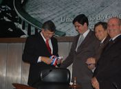 Juiz André Granja entregando a outorga 