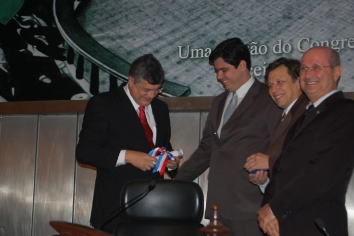 Juiz André Granja entregando a outorga