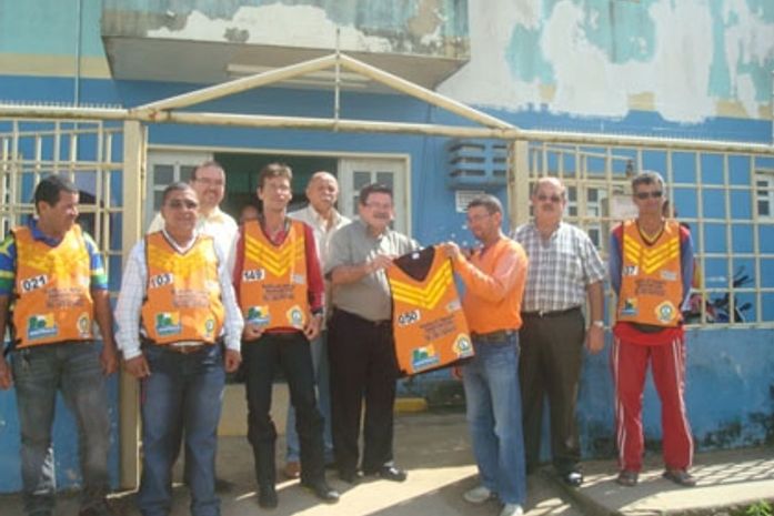 SMTT de Arapiraca inicia entrega de novos coletes para mototaxitas