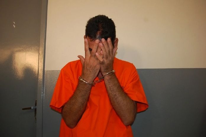 Acusado não querendo ser reconhecido.