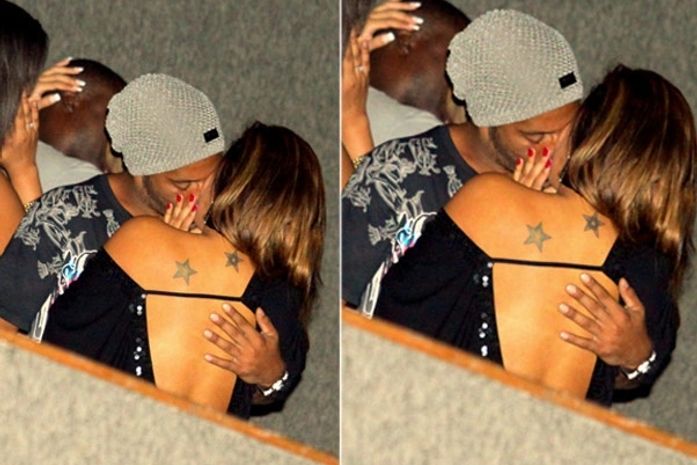Depois de proibir fotos no camarote, Ronaldinho Gaúcho beija morena