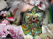 Brasileira com mais piercings do mundo se casa