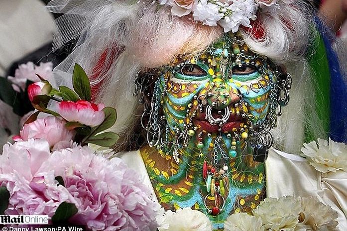 Brasileira com mais piercings do mundo se casa