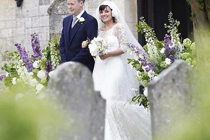 Após quase morrer, Lily Allen se casa com namorado