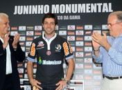 Juninho Pernambucano se apresenta no Vasco e se emociona